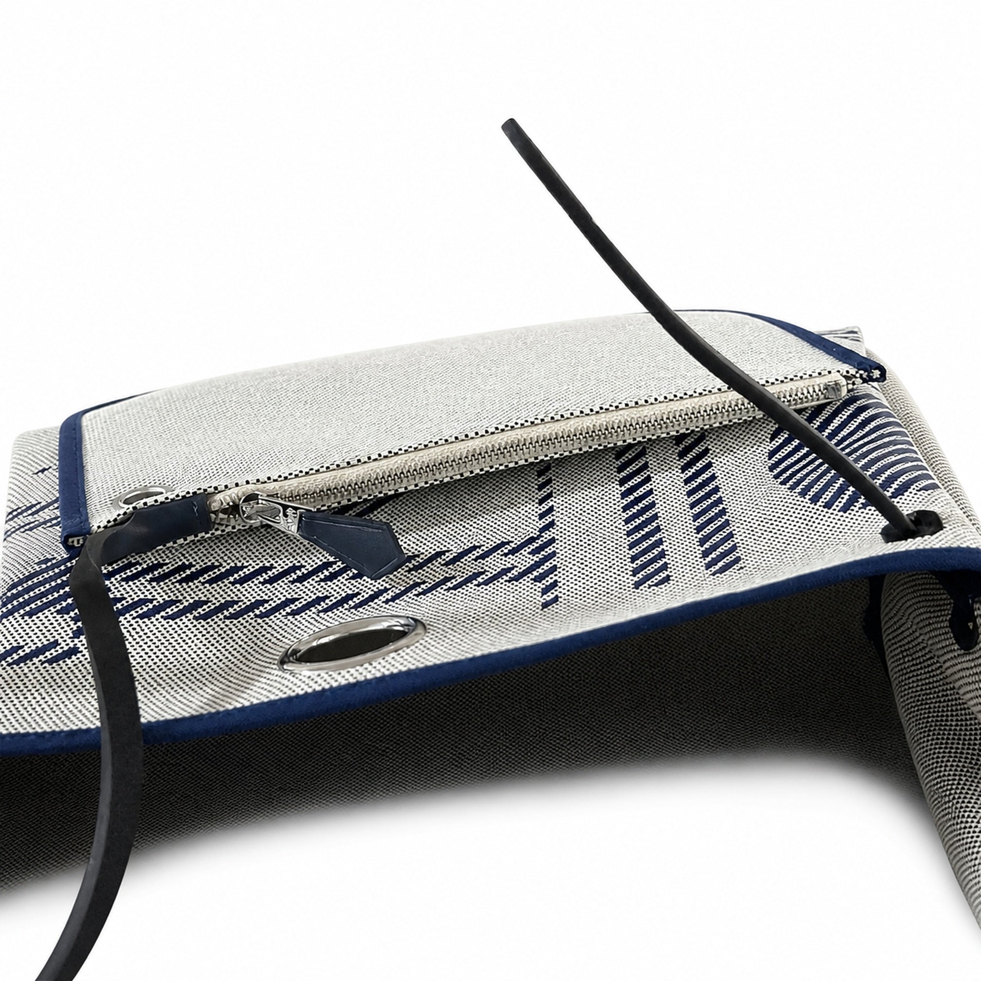 Hermès Herbag Zip 31 Écru Toile H Bleu Marine Equus Print / Bleu Marine Vache Hunter Leather Palladium Hardware